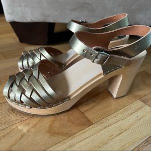 New Swedish Hasbeen Metallic Gold Dalsland Woven Peep Toe Clogs - Size 39